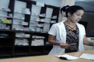 Empleada en farmacia de 23 y 16, en El Vedado_foto de Ernesto García