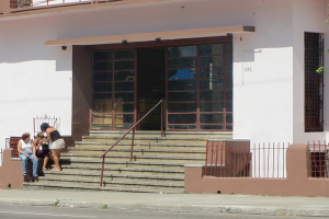 Exterior farmacia de 23 y 16, en El Vedado_foto de Ernesto García