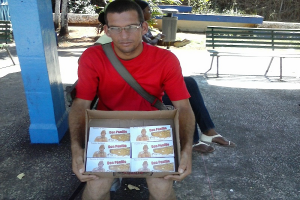 Mario, vendedor de tabletas de Maní "Don Pánfilo"_foto Ernesto García