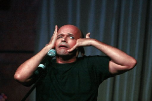 Humorista Osvaldo Doimeadiós durante una actuación en Miami_foto