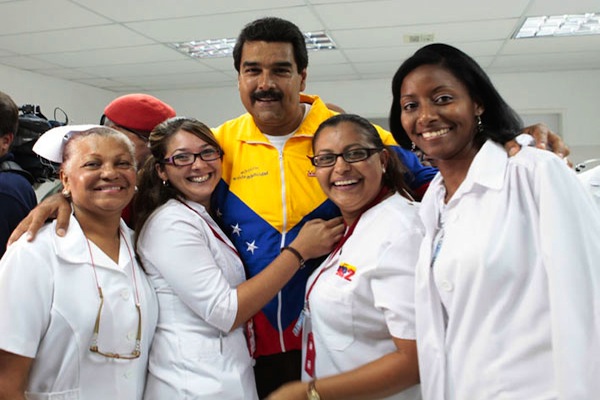 Nicolas-Maduro-con-medicos-cubanas