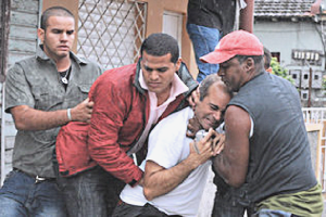 Un disidente es arrestado por agentes de la policía política en Cuba_foto de archivo_Adalberto Roque/AFP/Getty Images