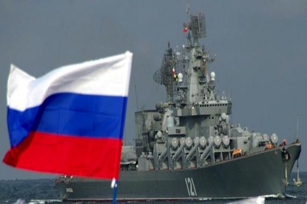 el buque lanzamisiles Moskva, entra a la Bahia de Sebastopol