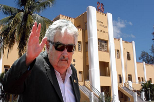 Presidente de Uruguay, José Mujica, delante del Cuartel Moncada, en Santiago de Cuba