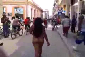Mujer desnuda camina por calles de Camagüey_captura de pantalla