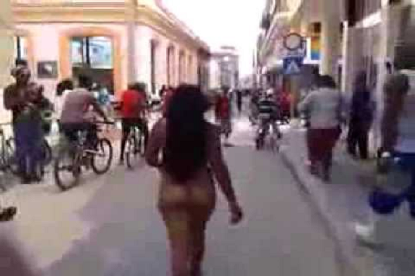 Mujer desnuda por la calle sufre trastornos mentales.