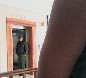 Oficial de la policía política custodia la zona en el hospital "Pando Ferrer"_foto de Dania Virgen García