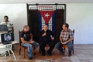 David Aguila y Yuri entrevistan a Jorge Borges, padre de prisionero politico que aparece en la pantalla_foto de Ausgusto César San Martín