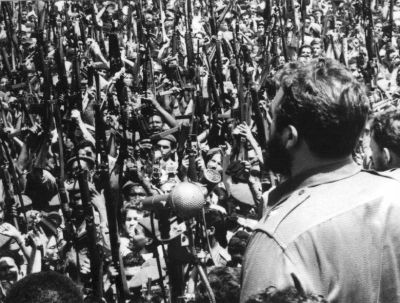 Un joven Fidel Castro dirigiéndose a una multitud (CC)