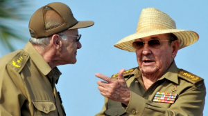 General y Ministro del Inteior Abelarado Colomé Ibarra, junto a Raúl Castro_foto tomada de internet