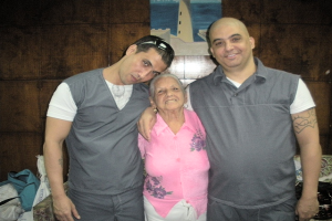 Harold Alcalá Aramburu y Maikel Delgado Aramburu junto a su abuela de 90 años - Foto de Lilianne Ruiz