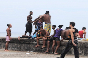 Jóvenes cubanos bañándose en el Malecón_foto tomada de internet