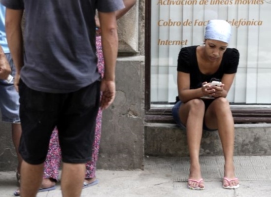 Una mujer con su teléfono móvil en La Habana (foto de archivo)