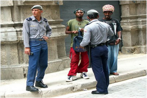 Policías cubanos patrullando_foto tomada de internet