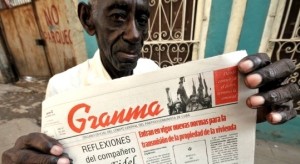 Cubano sujeta periódico oficial del partido comunista en la isla_foto tomada de internet