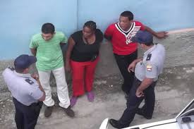 Juliet Michelena, al centro, rodeada de policías_foto archivo Cubanet