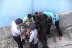 Una de las detenciones en la vía pública que ha sufrido Juliet Michelena Díaz_foto archivo de Cubanet