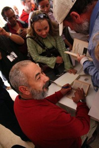 Escritor Leonardo Padura firma libros en La Habana_www.lajiribilla.com