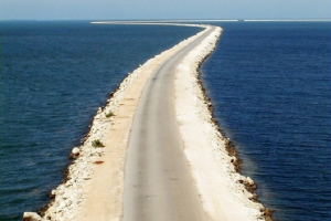 Pedraplén de Caibarién a Cayo Santa María, al norte de Cuba. Uno de los impactos más fuertes al ecosistema marino. 48 kilómetros de carretera construidos sobre el mar_foto tomada de internet