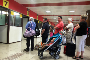 Viajeros en la línea de entrada a Cuba, aeropuerto_foto tomada de internet