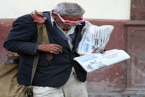 Vendedor de periódicos, Cuba_foto de Orlando Luis Pardo