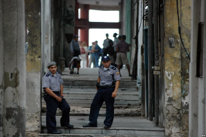 Policía de orden interior actúa conjuntamente con la policía política_Cuba_foto tomada de internet