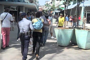 gentes de la Policía Nacional detienen a dos activistas_cortesía Hablemos Press