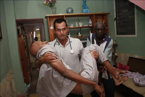 Opositor Guillermo Fariñas en brazos  de un médico, debilitado durante uno de sus ayunos_foto tomada de internet