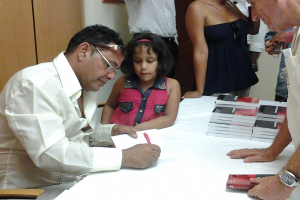 El autor Frank Correa firma sus libros_foto cortesía de Augusto César San Martíin