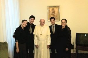 Familia Payá con el Papa Franciso, del twitter de Rosa María Payá