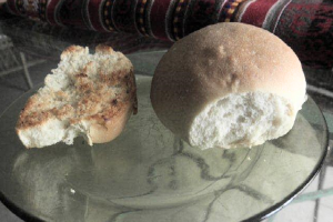 El pan de la bodega, natural y en una tostada -Foto de la autora