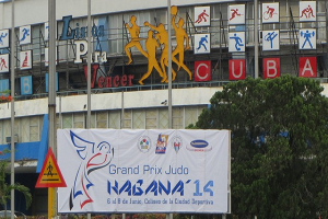 Cartel del evento colocado en la fachada principal de la Ciudad Deportiva_foto cortesía de Ernesto García