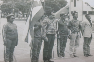 En la esquina izquierda, Pablo Frómetas, mientras abanderaban la delegación cubana para partir rumbo a Maracaibo (Venezuela) 1989, su primer evento internacional.