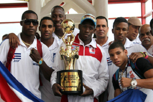 Boxeadores cubanos al llegar al aeropuerto de La Habana, donde fueron recibidos por el vice presidente de gobierno Miguel Díaz-Canel