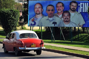 Cinco espías cubanos en valla publicitaria en Cuba_internet
