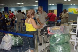 Área de pesaje a viajeros en aeropuerto cubano_archivo