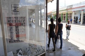 Imágenes alusivas a la revolución cubana en vitrinas de la provincia Artemisa_foto AIN, tomada de internet