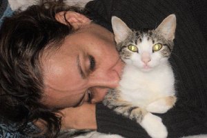 Verónica Vega, con uno de sus gatos_foto cortesía de la autora