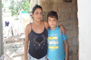 Dianirys Díaz González y su hijo Bryan_foto cortesía de Red Cubana de Comunicadores