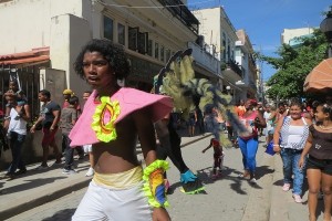 Comparsa en la calle Obispo, de La Habana Vieja_foto del autor