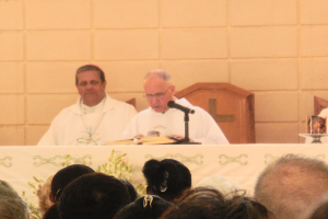 Padre Arturo Gozález, al centro de la imagen_foto cortesía del autor