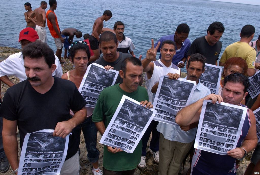 cubanos poster frente al mar protestan