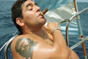 Diego Armando Maradona disfruta de un puro y del mar_archivo
