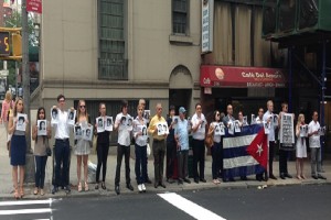 Grupo de cubanos en el exilio protestan pacíficamente en Nueva York, en recordatorio a las víctimas del remolcador 13 de Marzo, a veinte años del crimen