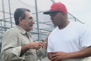 El pelotero Antonio Pacheco, a la derecha, con el periodista Alberto Méndez Castelló, en Tampa, Florida_foto cortesía del autor