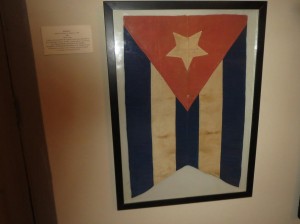 Bandera traída en la expedición de Narciso López, en mayo de 1850. Foto tomada en el Museo Colonial de La Habana, antiguo Palacio de los Capitanes Generales