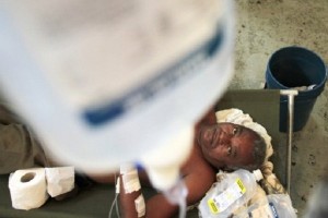Enfermo con suero intravenoso es atendido por cólera_foto tomada de internet