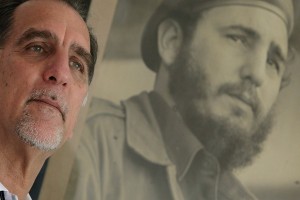 Espía René Gonález junto a la foto de Castro. Ambos celebran cumpleaños el mismo día_archivo