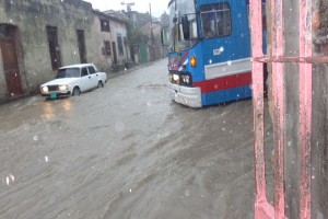 Calles convertidas en ríos. Foto tomada desde la puerta de una vivienda en Guanabacoa_cortesía de la autora