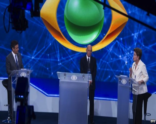 De izquierda a derecha, los candidatos a la presidencia de Brasil por el partido de la Social Democracia Brasileña Aécio Neves, el moderador del debate y la oficialista del Partido de los Trabajadores Dilma Rousseff